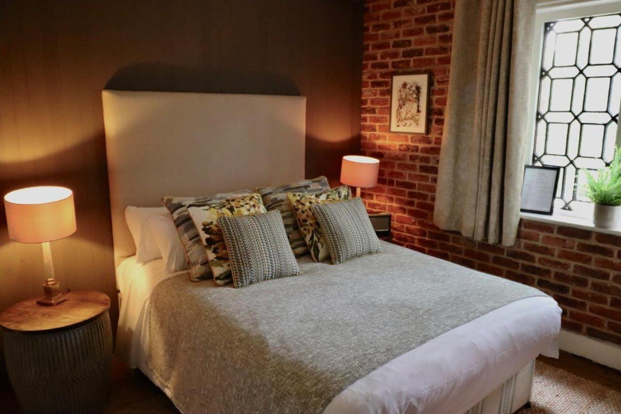 The Cholmondeley Arms Hotel Wrenbury Екстериор снимка